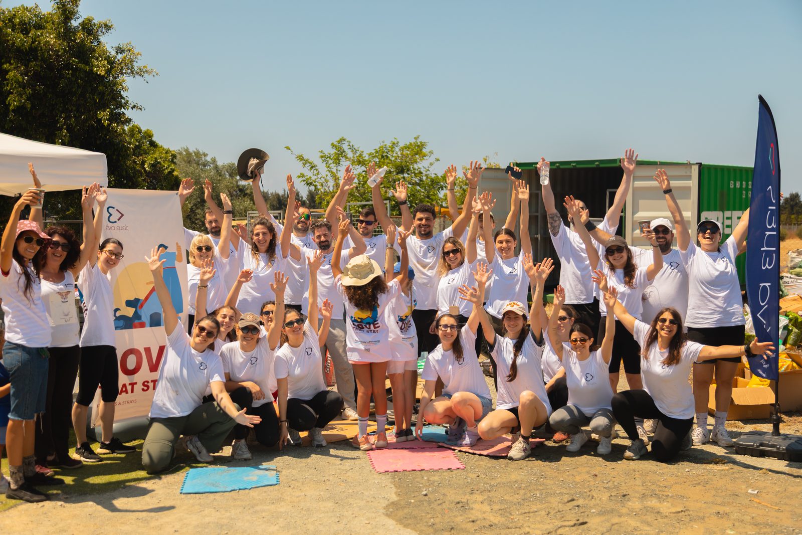 ένα εμείς volunteers at a community event